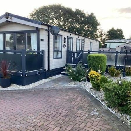 2 Bed, 2 Bath Lodge Style Caravan With Hot Tub & Private Garden At Patrington Haven Leisure Park Esterno foto
