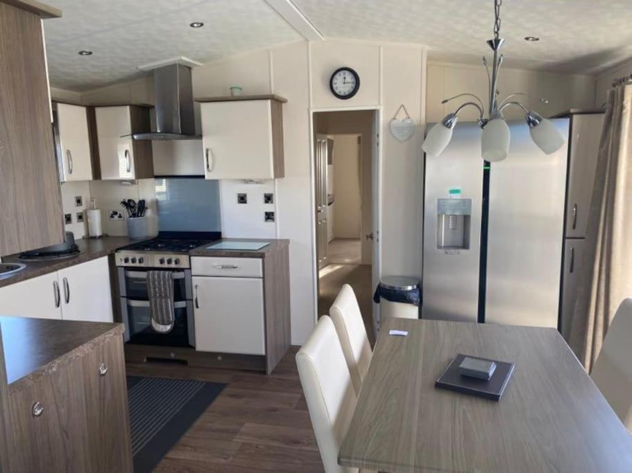 2 Bed, 2 Bath Lodge Style Caravan With Hot Tub & Private Garden At Patrington Haven Leisure Park Esterno foto
