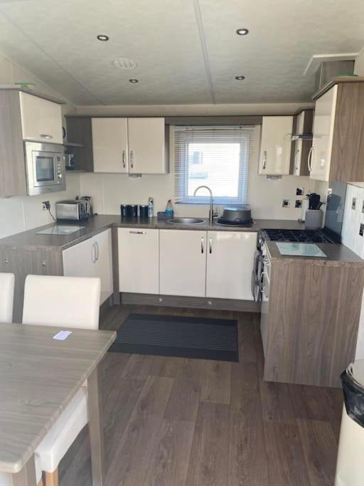 2 Bed, 2 Bath Lodge Style Caravan With Hot Tub & Private Garden At Patrington Haven Leisure Park Esterno foto