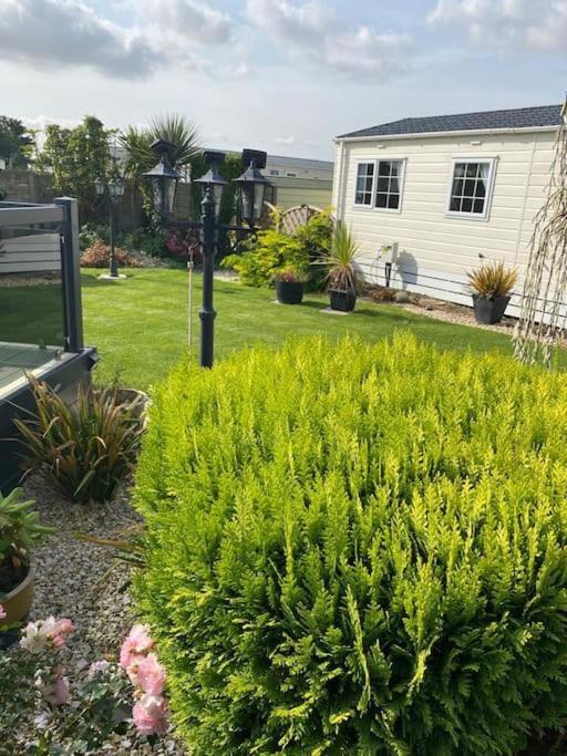 2 Bed, 2 Bath Lodge Style Caravan With Hot Tub & Private Garden At Patrington Haven Leisure Park Esterno foto